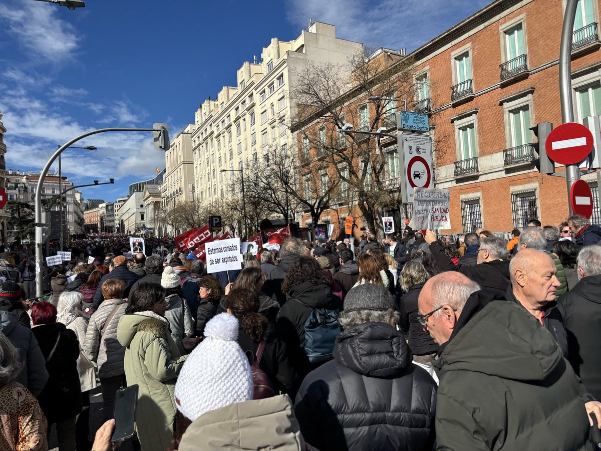 MorenoG_Agustin's tweet image. Un éxito la manifestación Salvar la Sanidad Pública en Madrid. Muchos miles de personas contra la política del Gobierno de Ayuso de cargarse uno de los bienes públicos más importantes: la #SanidadPública para beneficio de Quirón
Frente a las Cortes y camino de Sol
#ESTAPASANDO
