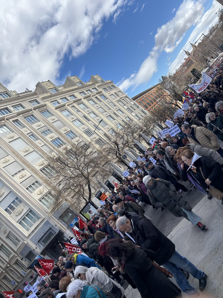 MorenoG_Agustin's tweet image. Un éxito la manifestación Salvar la Sanidad Pública en Madrid. Muchos miles de personas contra la política del Gobierno de Ayuso de cargarse uno de los bienes públicos más importantes: la #SanidadPública para beneficio de Quirón
Frente a las Cortes y camino de Sol
#ESTAPASANDO