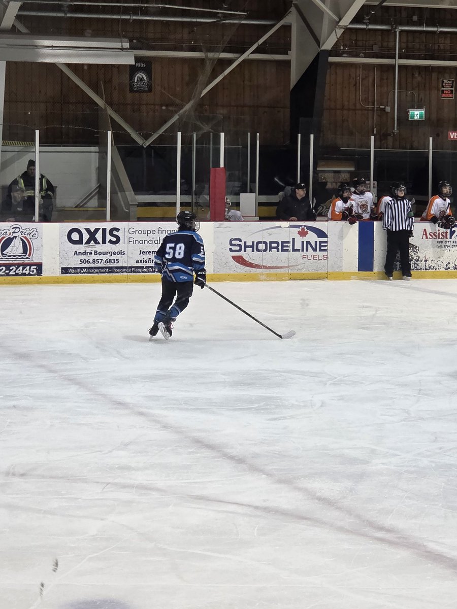 À mes élèves, je dis souvent : pousser une rondelle dans un filet vide, ce n’est pas jouer au hockey. Même chose avec l’IA. Pour devenir de vrais apprenants, il faut vivre le jeu, avec et sans IA.