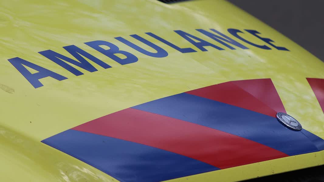 Auto rijdt fietser aan; gaat er vandoor