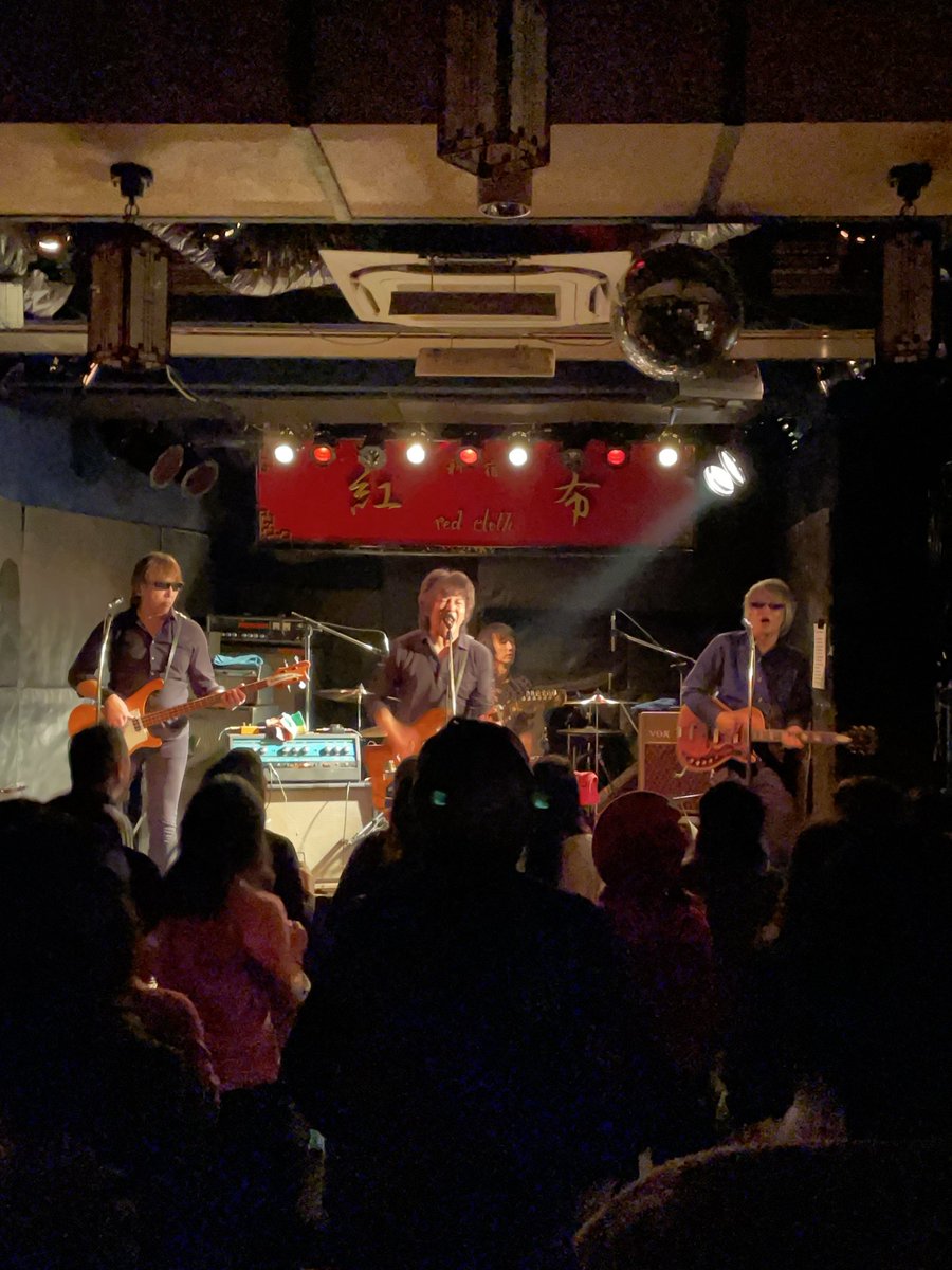 昨日のTHE PRIVATESとSHOTGUN RUNNERSのツーマン
ほんとすごかった‼️
偉大なる先輩バンドを目の当たりにする度に思う、ただ続けているのではなく常に進化し続けていると…だからオレたちは永遠に追いつけない…笑　　　
やる気でたなー