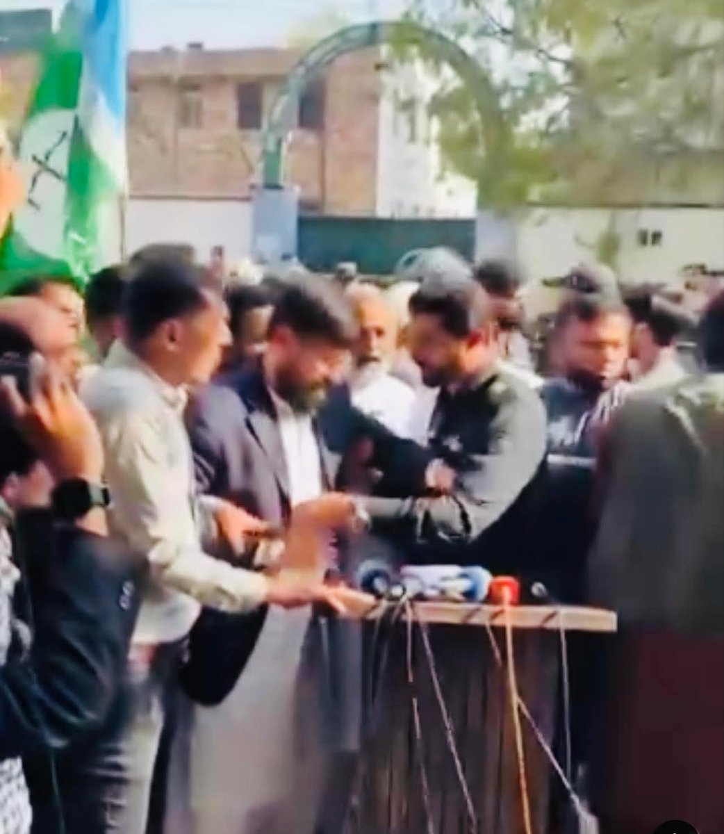 جماعت اسلامی کراچی کی قیادت گرفتار۔۔۔

بیشک لب پر ڈالو تالے طوق و سلا سل پہناؤ 
فکر کو کیسے قید کرو گے تم اپنی زنجیروں میں
#خانہ_بدوش
#haqdokarachiko