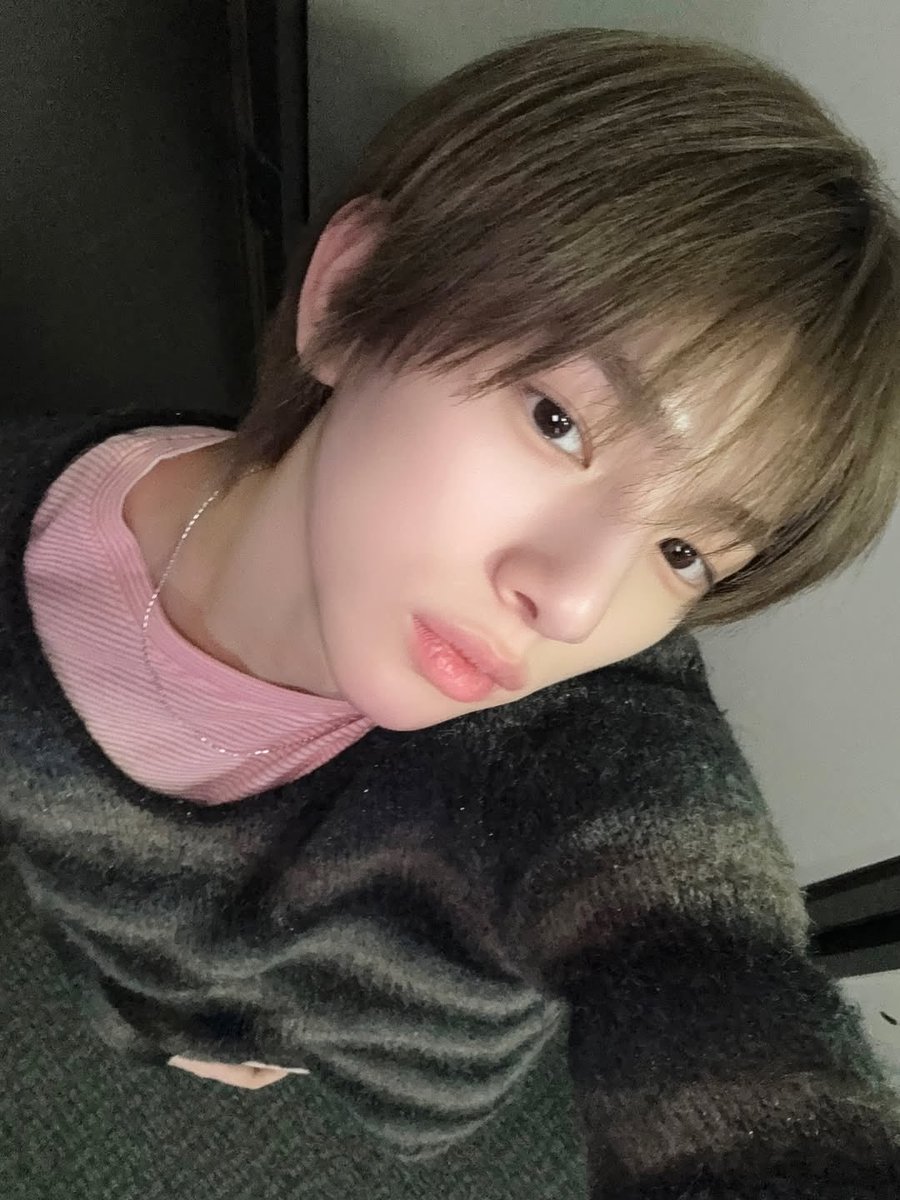 Jika manusia diciptakan dari tanah maka Kim Juhoon diciptakan dari campuran susu stroberi, buah peach, ichigo daifuku, cherry blossom, bunga sakura, dan permen kapas 🩷🩷🩷🩷🩷🩷