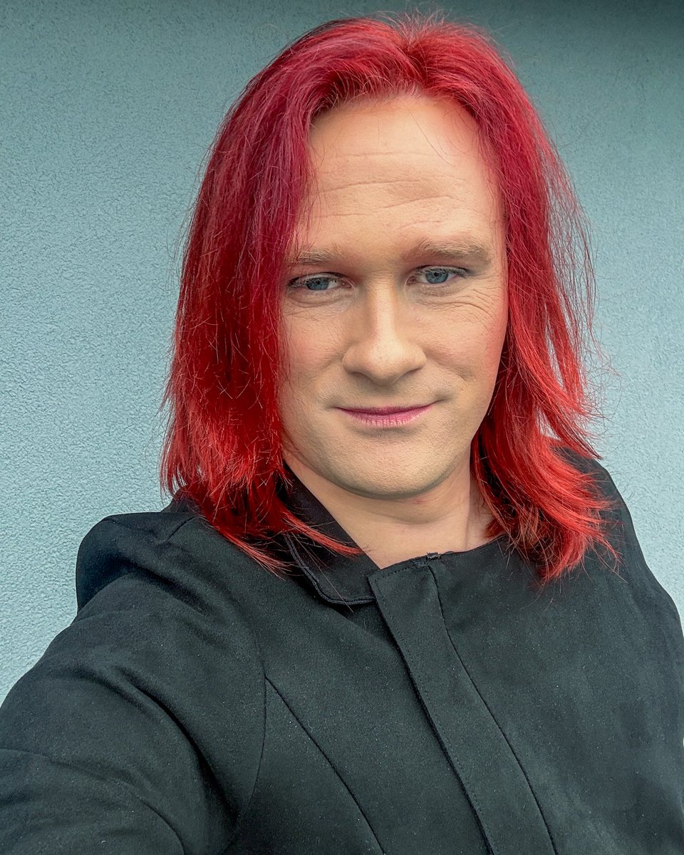 Decided on a makeup attempt today and take a pic of my hair in (grey) daylight