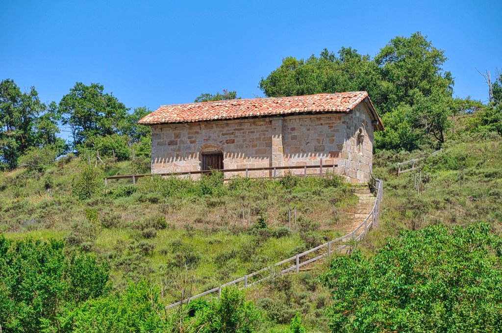 PatrimonioAlava's tweet photo. #Araia. La ermita de #SanJuan de #Amamio cuenta con imagen del santo del siglo XVII. Se celebra romería la víspera de San Juan. #Álava
Foto: @romanicoespana https://t.co/v51gw7Rgkz