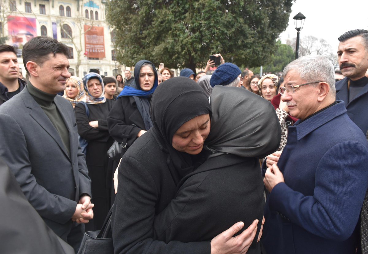 GelecekPartiTR's tweet photo. Genel Başkanımız Sayın Ahmet Davutoğlu, eşi Sayın Sare Davutoğlu Hanımefendi, Genel Merkez Yöneticilerimiz ve İstanbul İl Başkanımız, öğle namazının ardından Sultanahmet Camii’nde Ahmet Minguzzi için düzenlenen mevlit programına katılmıştır.

Merhum Ahmet Minguzzi’ye bir kez daha Allah’tan rahmet; kederli ailesine ve sevenlerine sabır diliyoruz.