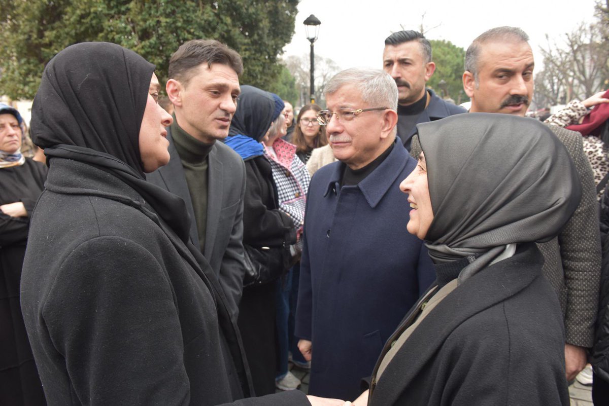 GelecekPartiTR's tweet photo. Genel Başkanımız Sayın Ahmet Davutoğlu, eşi Sayın Sare Davutoğlu Hanımefendi, Genel Merkez Yöneticilerimiz ve İstanbul İl Başkanımız, öğle namazının ardından Sultanahmet Camii’nde Ahmet Minguzzi için düzenlenen mevlit programına katılmıştır.

Merhum Ahmet Minguzzi’ye bir kez daha Allah’tan rahmet; kederli ailesine ve sevenlerine sabır diliyoruz.