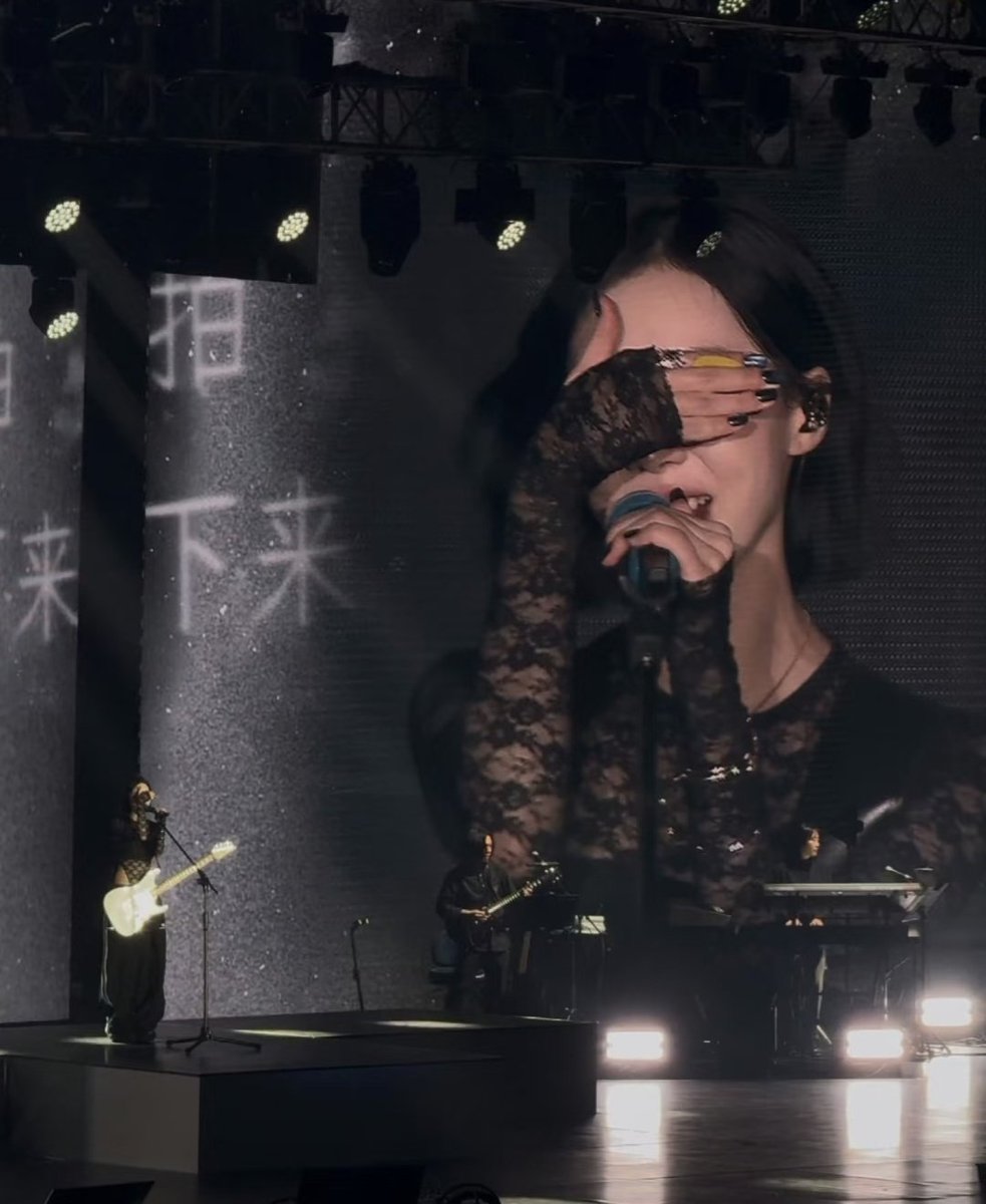 아미치겠네... 가사 틀린거 아니고
팬들이 너무 크게 소리쳐줘서 부끄러워하는거래..