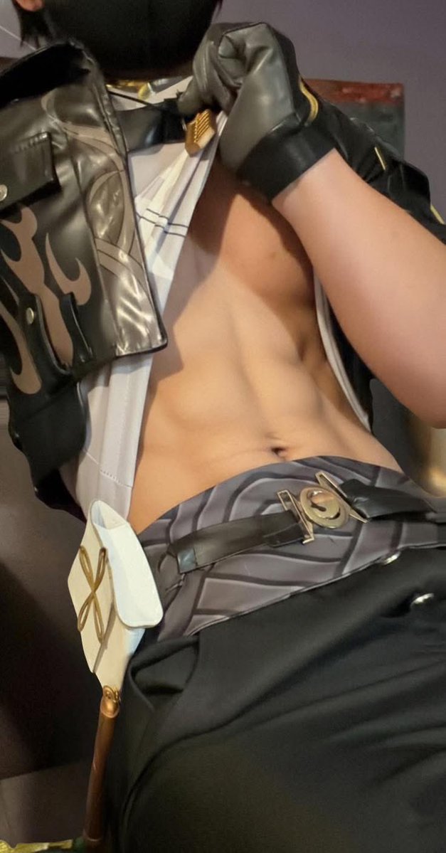 SupraVu4526's tweet image. What behind Rover sleeveless shirt 👀 #WutheringWaves #rover