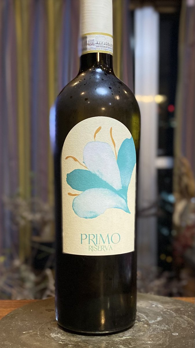 Razio Merumalia Frascati Superiore Rizerva Primo 2021 外観はイエロー。香りはカリンなど柑橘、洋梨、白桃。白い花。ナッツ。コリアンダー。飲むと酸は中程度。果実味は豊富でボリュームがあり、質感に厚みを感じる。品種はマルヴァジア・デル・ラツィオ70%、ボンビーノ・ビアンコ20%、グレコ10%。
