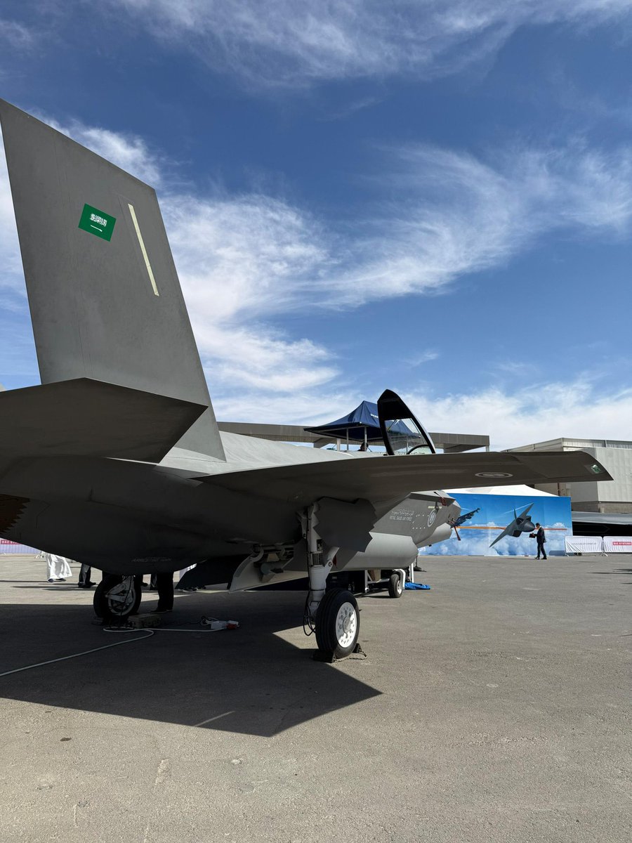 عاجل 🔴 

رسمياً ..

الطائرة الأمريكية المقاتلة F-35 الشبحية متعددة المهام ذات التكنولوجيا المتقدمة، تحط في معرض الدفاع العالمي السعودي بهوية وشعار القوات الجوية الملكية السعودية.

🇸🇦🇸🇦 🇸🇦🇸🇦