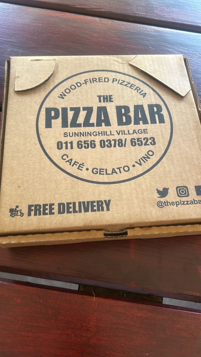 Lwaykasam's tweet photo. @thepizzabar kindly explain why my sister received her pizza with hair!!!! I need answers ASAP!!! https://t.co/4y1gTMVJfL
