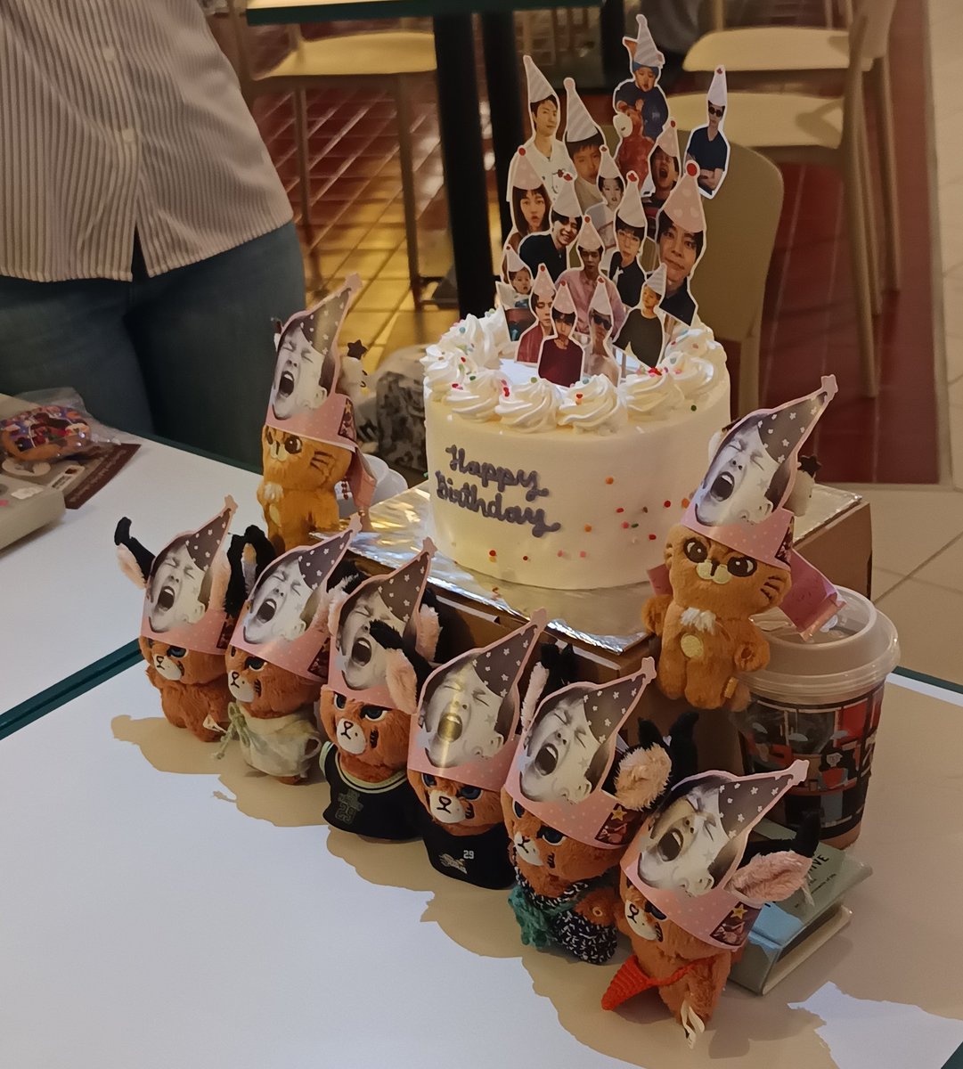 llaccunnaa_pt2's tweet photo. Happy early birthday bapak Johnny Suh
Barisan bocil ngerayain ultah bapak nya 

#happyJohnnyDay 
#ThirtyOneAndOnlyJohnnySuh
#생일은_기회다_쟈니생축 https://t.co/4OzIdMO25O
