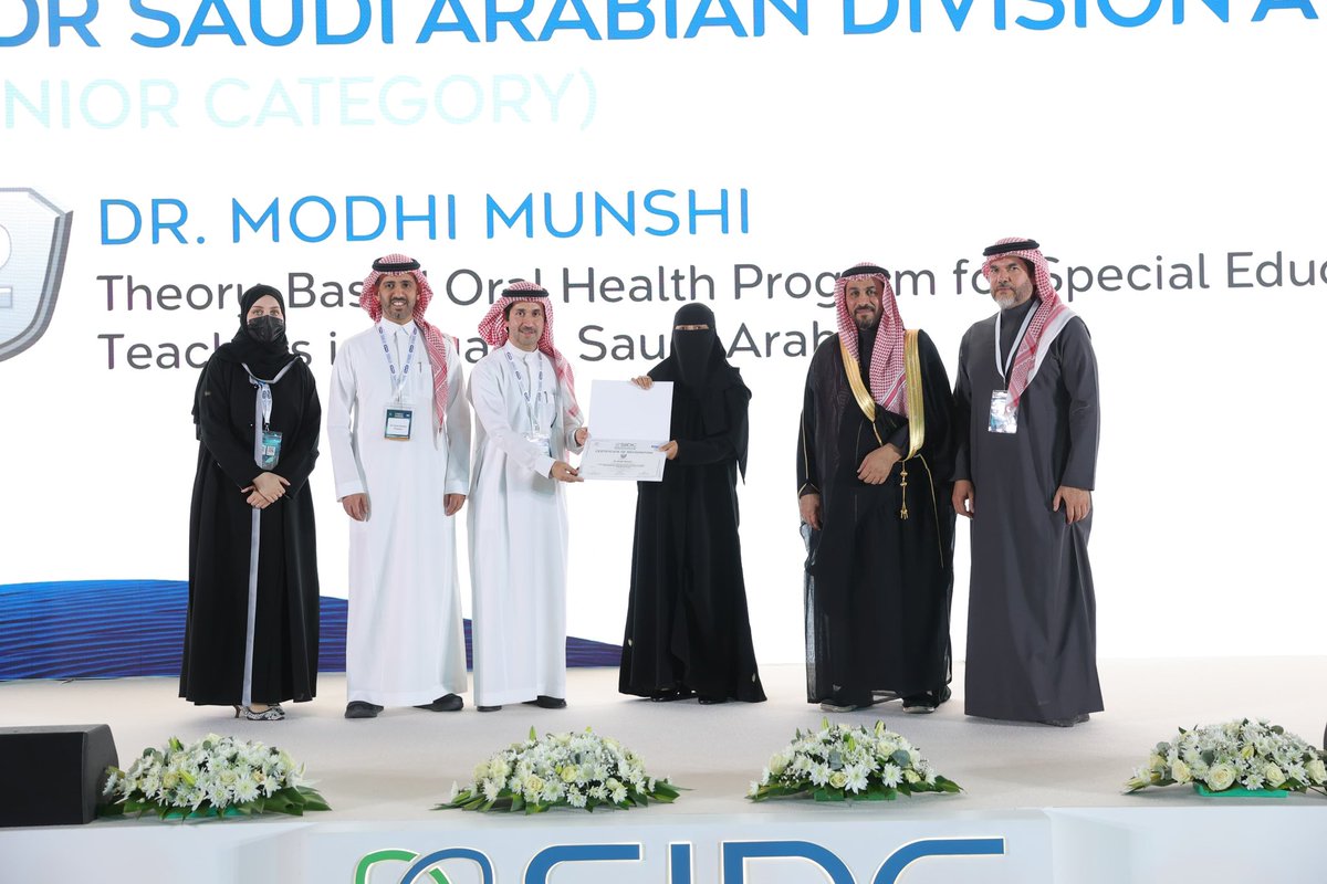 تبارك كلية طب الأسنان للفائزين والفائزات من أعضاء هيئة تدريس وأطباء امتياز وطلاب في مسابقة العروض البحثية ضمن فعاليات المؤتمر السعودي العالمي لطب الأسنان #SIDC2026 

د . لمى الصالح 
المركز الثالث Graduate dentists research awards

د . صالح الرميان 
المركز الاول STUDENT Clinical