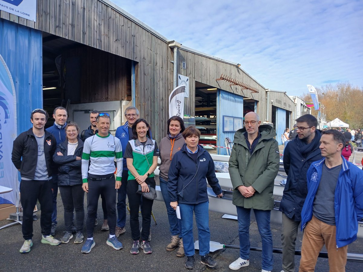 Remise de 15 bateaux dans le cadre du projet d'investissement mutualisé par la Ligue d’aviron des Pays de la Loire financé à 50% par la région <a href="/paysdelaloire/">Pays de la Loire</a>.
Un projet gagnant-gagnant pour la ligue, les clubs, les sportifs et les entreprises locales