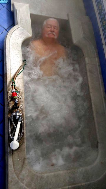 Mowa o doktorze honoris causa Cambridge, o facecie, który zwiedził pół świata w poszukiwaniu inspiracji i dla swojej filozofii politycznej, i dla samej polityki