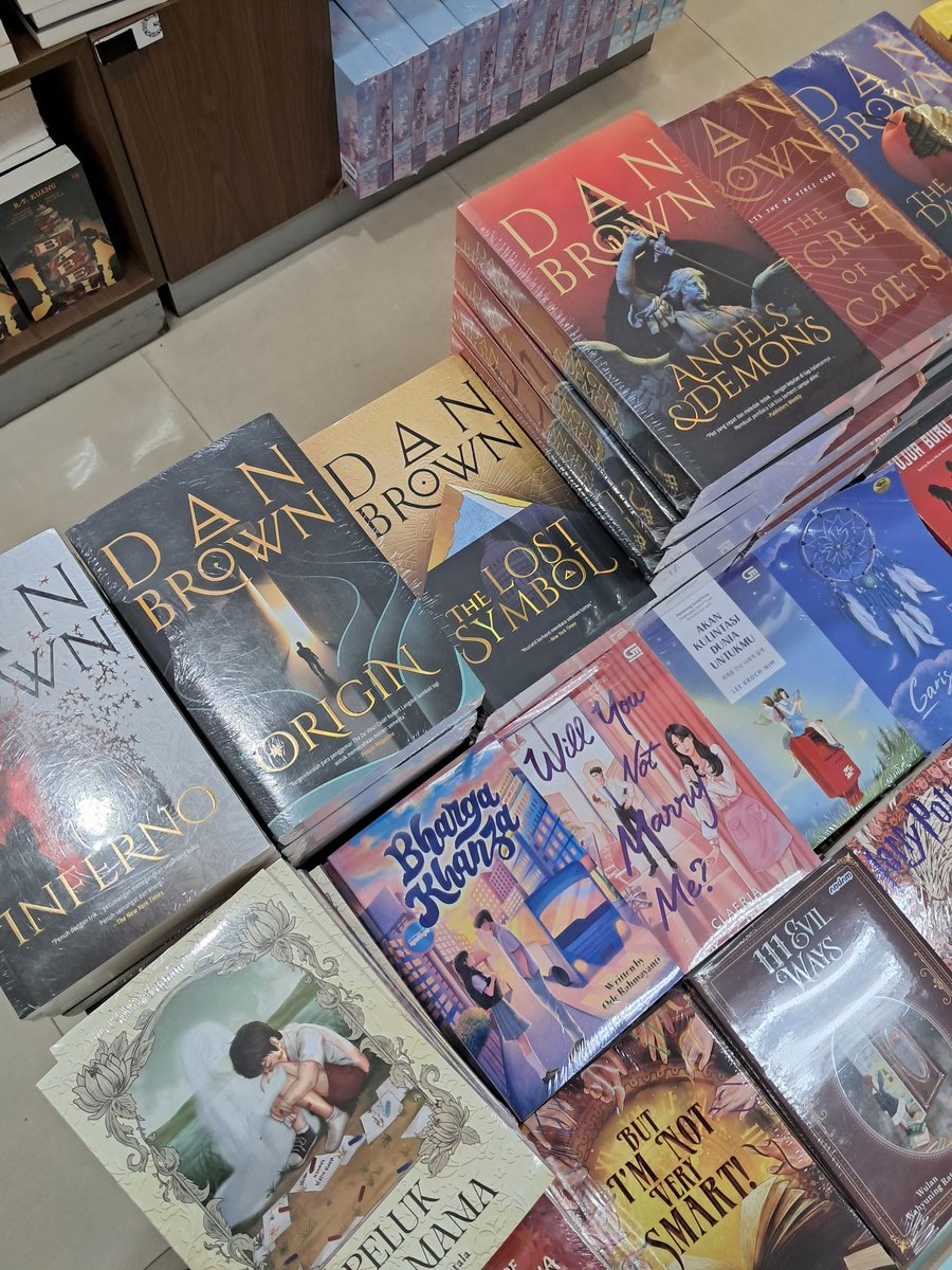 Tadi waktu lagi di gramed, aku nggak sengaja denger ada anak yang excited banget ceritain soal buku yg dia baca ke ibunya. Nggak lama, ibunya bilang, "Adek mau yg mana? Ambil yg mana aja, nggak papa."

I might cry at that moment bc it's so heartwarming 🥹💗