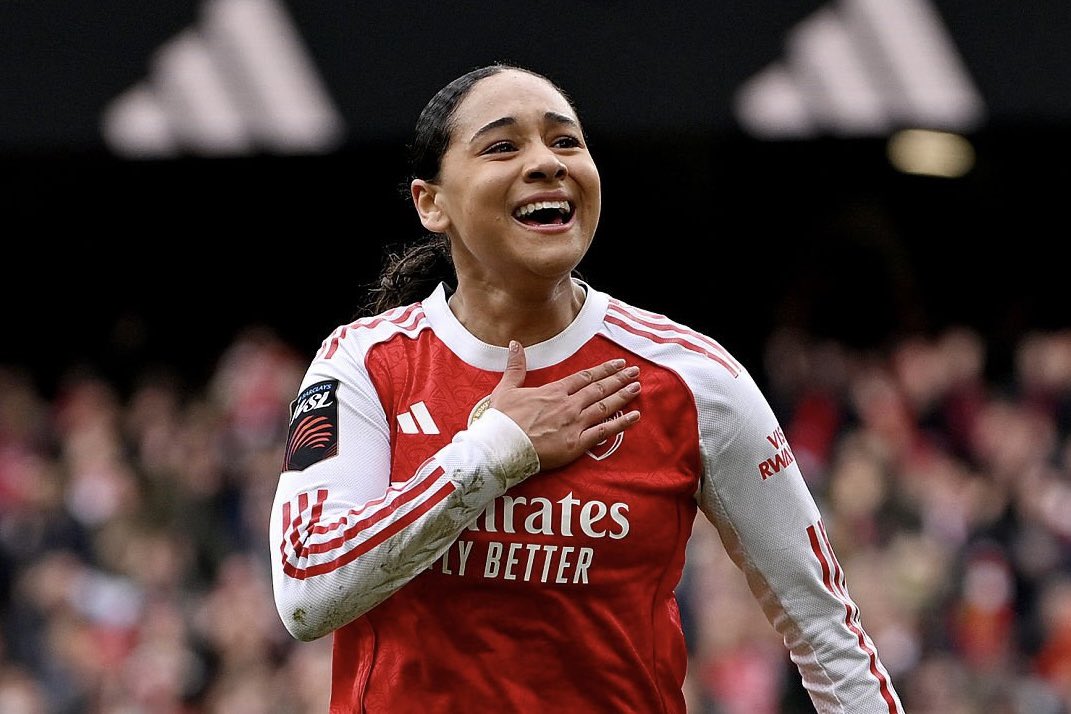 suricidal's tweet image. the double badge tap of the champions badge and the arsenal badge.. wow