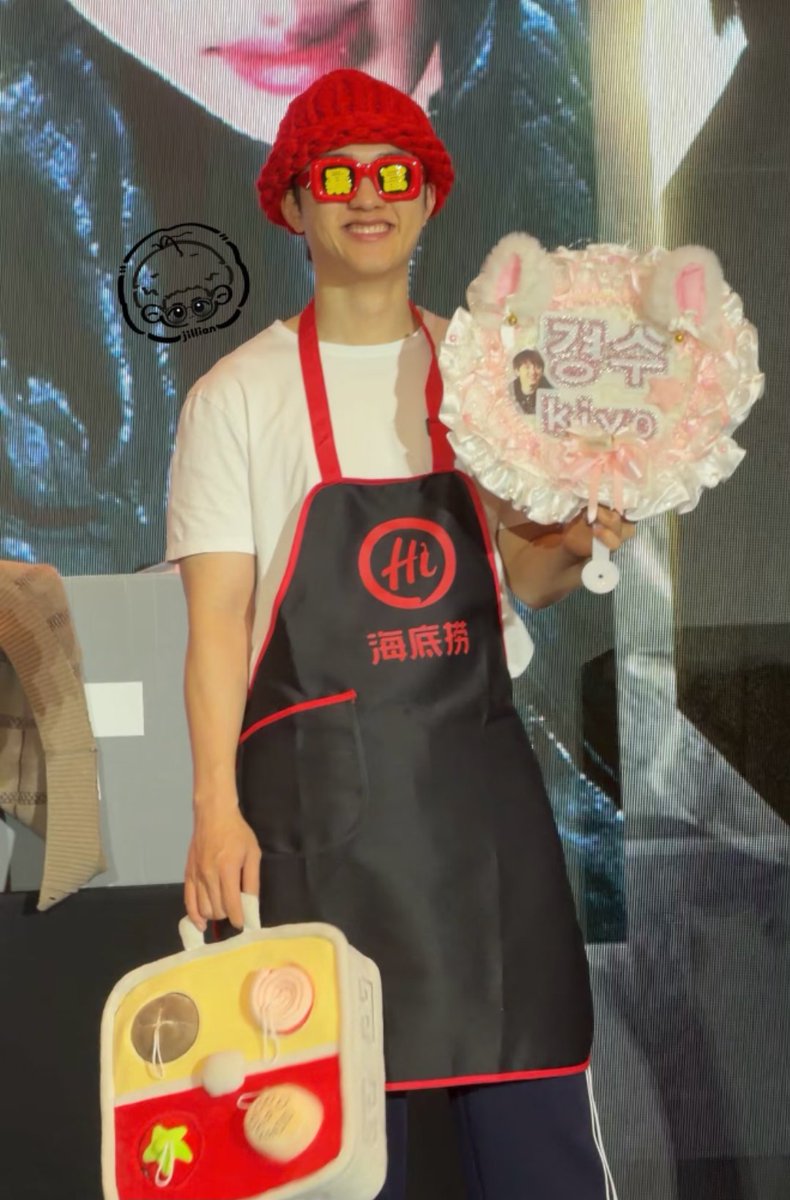 도경수 하이디라오 모자 왤케 익숙하지 했더니 
콘서트때 피터팬 부를때 쓴 모자였어 쌰갈ㅋㅋㅋㅋ팬 분이 준비하신 의도가 어쩌다가 ㅋㅋㅋㅋ