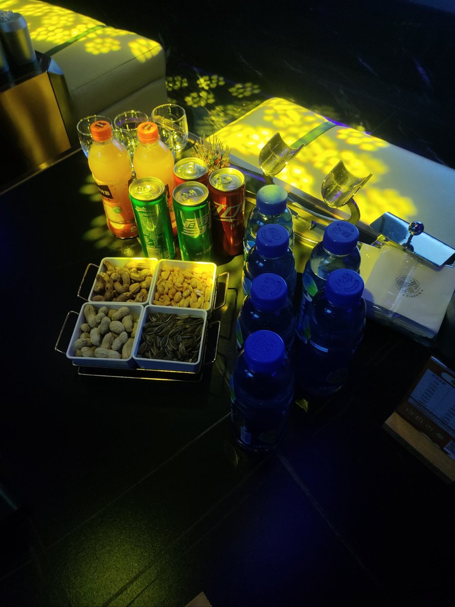 FikriHerdians's tweet photo. 周末解压就来XX KTV！麦霸速集合，经典老歌/热单新歌随便点，音效拉满氛围超嗨，饮料小吃已备好，喊上搭子来燥到凌晨！XX路XX号，戳定位订房~ https://t.co/I3DKoCtmaA