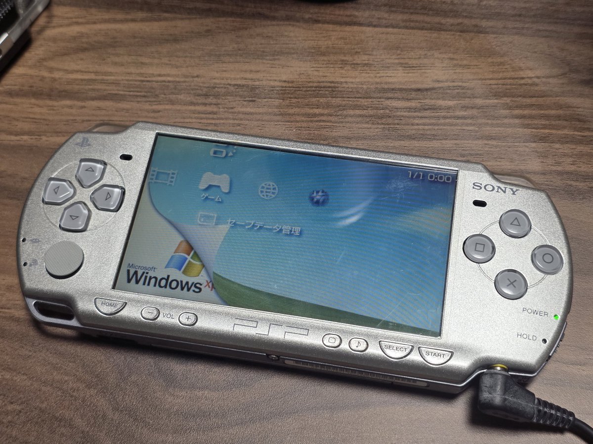 Saka_CITYR's tweet photo. 秋葉原で3000円で買ったPSPが最高にクールな壁紙と共に無事起動した https://t.co/oAy7tulAKe