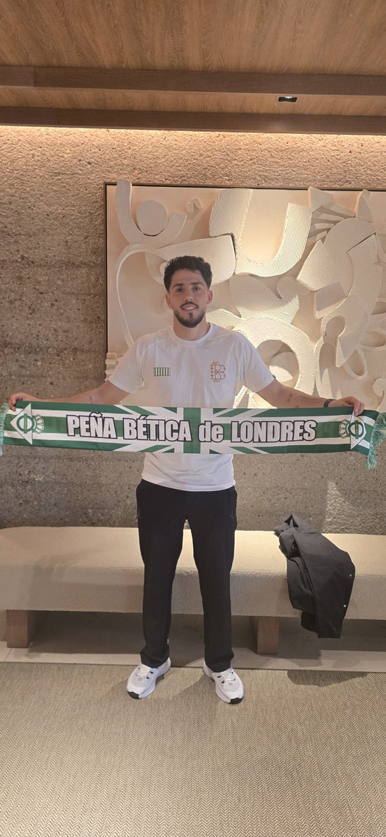 PBeticaLondres's tweet photo. Un orgullo para la peña ver al gran Pablo Fornals con nuestra bufanda @pablofornals  ¡Gracias crack! 💚 https://t.co/8WBsfWAci6