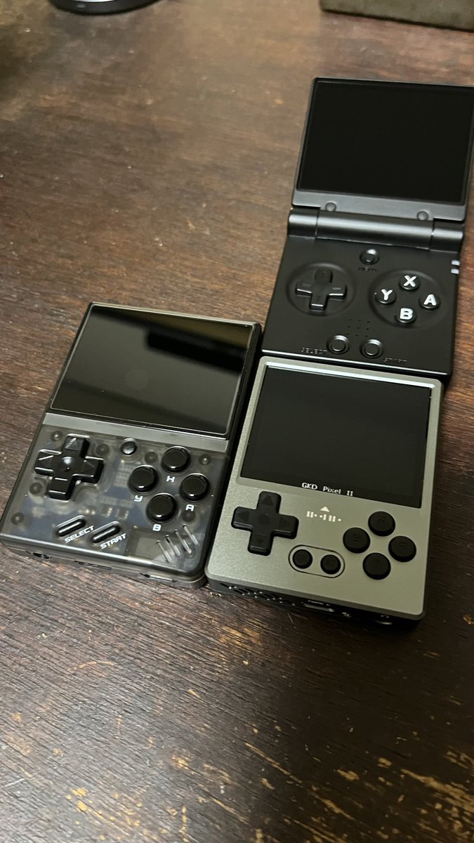 kojikogi's tweet photo. miyoo mini達があまりにも良すぎたためGKD pixel 2も我慢出来ず購入！

このサイズでさらにメタル筐体、前作以上にPSPまで許容とは…携帯機は小さい程ロマンを感じる自分にはささりまくり✨

plumOSを入れて外出先の愛機となっています！ https://t.co/RhFBGlmyZ1