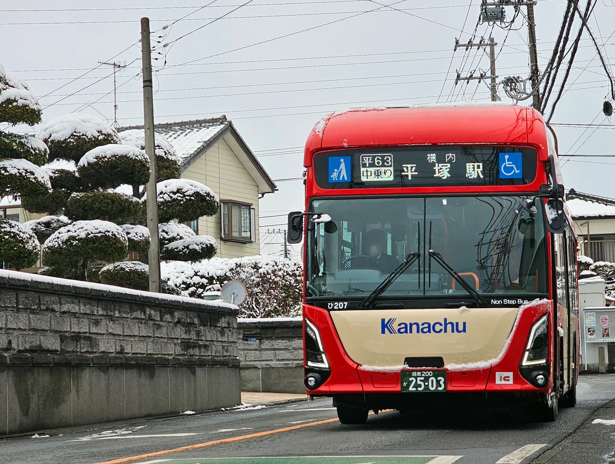 ShonanHana's tweet photo. 本日撮影した、神奈中平塚営業所の「エルガEV（ひ207。田村車庫16:02発）」と「ブルーリボンシティ（ひ197。田村車庫16：22発）」による「平63 横内経由平塚駅北口行き」です。
朝からの雪が13時頃にはほぼ止んだため、夕方には車道上の積雪はほとんど消えていました。
#神奈中 #エルガEV #BRC https://t.co/QAmnyKZT2M