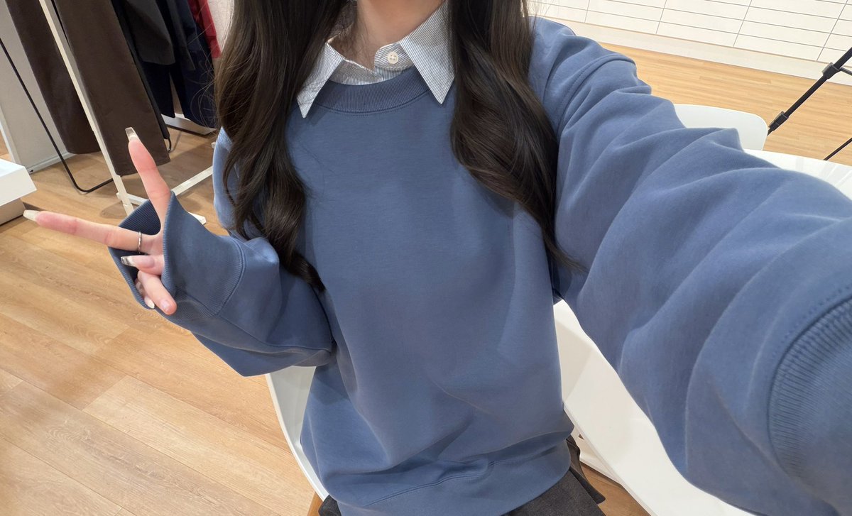 rab_imy's tweet image. シャツレイヤードだとこっちもおすすめ🩵
大きめシルエットも色味もかわいい📝♡