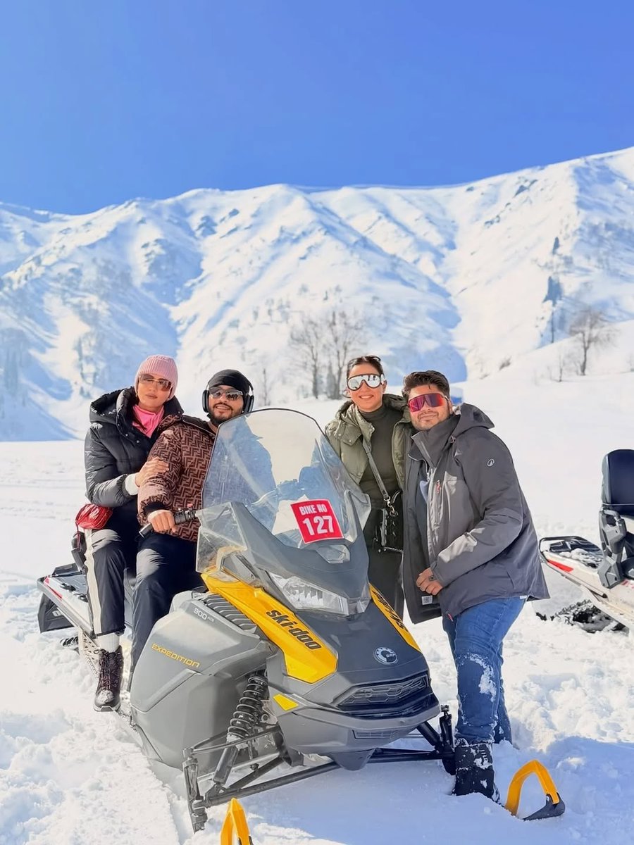 htcity's tweet image. Jasmine Bhasin re-lived her childhood days as she played with snow in her visit to Gulmarg ❤️

Check out some fun moments from her visit!

@JasmineBhasin6 #actor #vacay