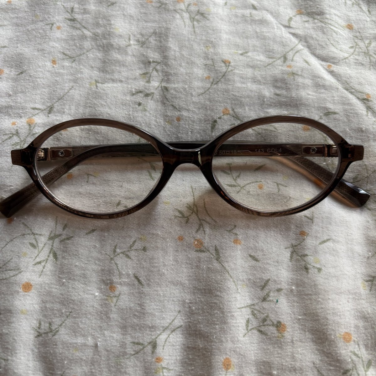 Help2884's tweet image. ส่งต่อแว่นตากรองแสงทรง miumiu  เลนส์ออโต้(ไม่เข้มมาก) 
สีน้ำตาลชา 120 (จาก290) ส่งฟรี✨
#ส่งต่อแว่นตา #แว่นตากันแดด #ส่งต่อเสื้อมือสอง