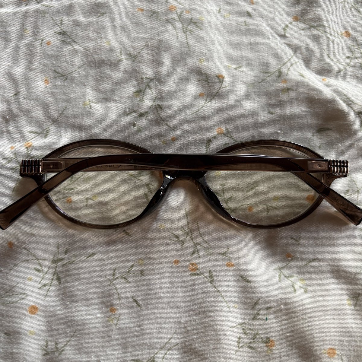 Help2884's tweet image. ส่งต่อแว่นตากรองแสงทรง miumiu  เลนส์ออโต้(ไม่เข้มมาก) 
สีน้ำตาลชา 120 (จาก290) ส่งฟรี✨
#ส่งต่อแว่นตา #แว่นตากันแดด #ส่งต่อเสื้อมือสอง