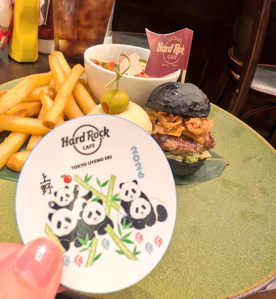 ハードロックカフェ、バーガーおいしかった〜😋 超ミニサイズやから