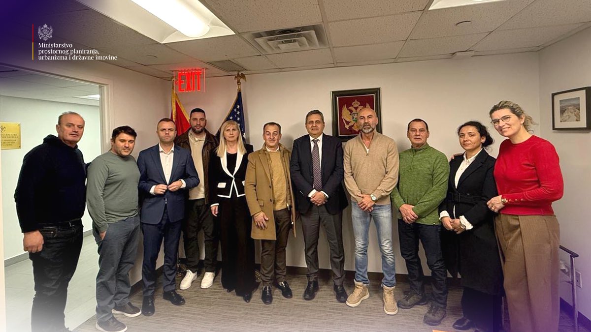 SlavenRadunovic's tweet photo. O legalizaciji i restituciji sa iseljenicima u Njujorku

Juče sam, u organizaciji Generalnog konzulata, imao otvoren i koristan susret sa iseljenicima porijeklom iz svih krajeva Crne Gore, koji su vrlo zainteresovani za legalizaciju i restituciju. (1/3) https://t.co/PAU5wKTmwF
