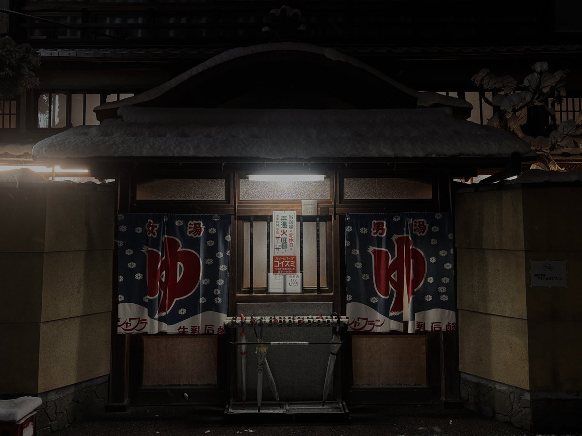 というわけで、
もう一つの雪の金閣を見に来ました。