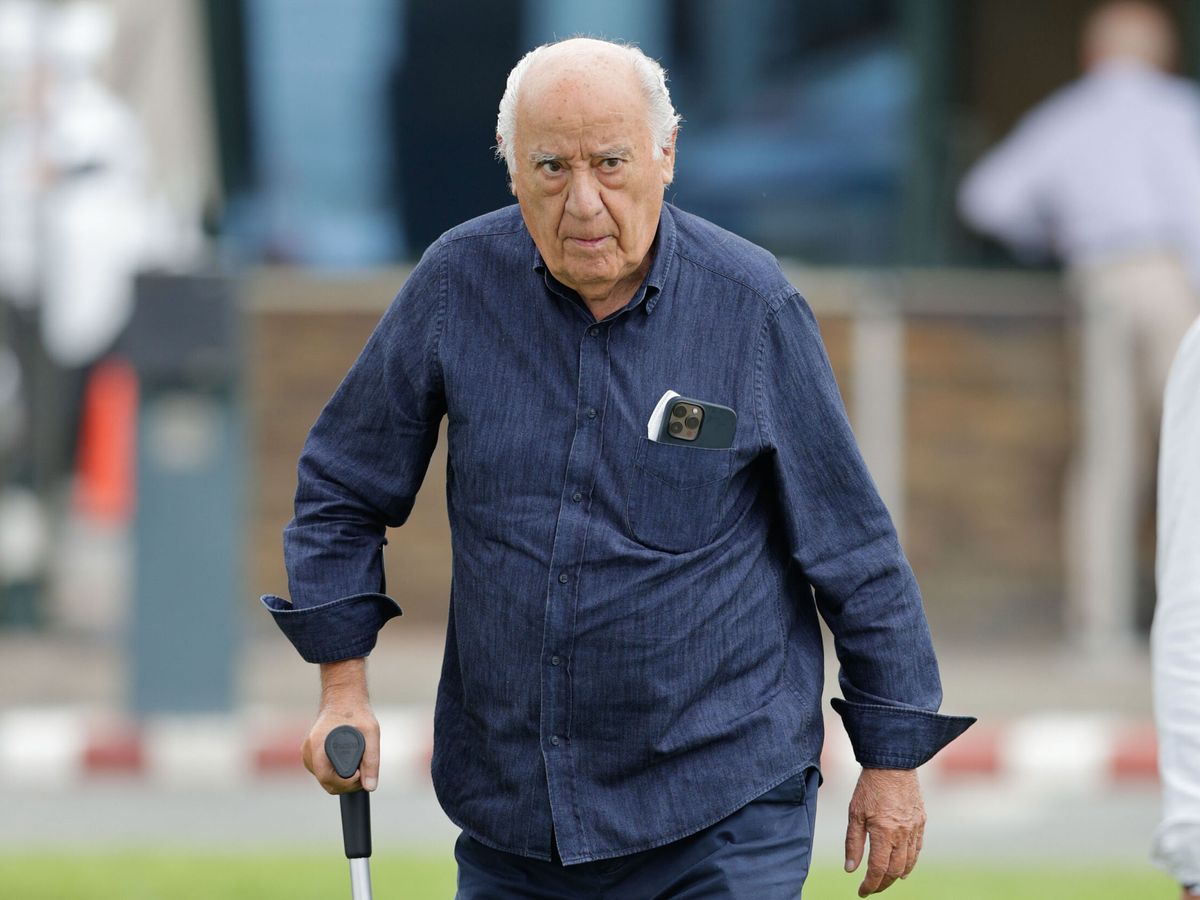 Se llama Amancio Ortega . 
Los rojos le envidian y critican por el capital obtenido  con su esfuerzo y sacrificio. 
Pero no te cuentan qué da de  comer a más de 160mil personas y paga más de 2000millones en impuestos .