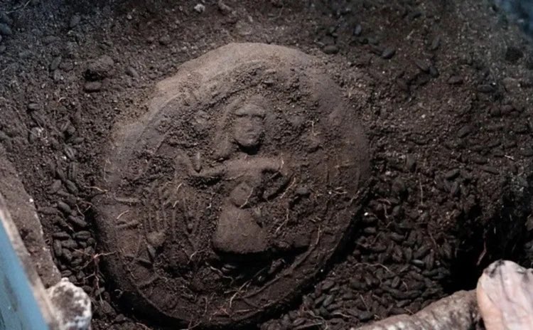 serbestiyetweb's tweet photo. Karaman’da 1300 yıllık İsa figürlü ekmek…

🔺Karaman’daki Topraktepe (Eirenepolis) Antik Kenti’nde yürütülen kazılarda, M.S. 7 ve 8’inci yüzyıllara ait 5 adet kömürleşmiş somun ekmeği bulunmuştu.

🔺1300 yıllık ekmeklerin konservasyon ve restorasyonu, 2 yılık çalışma sonunda tamamlandı.

🔺Somunlardan birinde, 'Kutsal İsa'ya şükranla' yazılı Yunanca yazıt ve 'Ekici' veya 'Çiftçi İsa' olarak bilinen alışılmadık biçimde tasvir edilmiş Hz. İsa figürü bulunuyor.

https://t.co/zqEPPRnedD