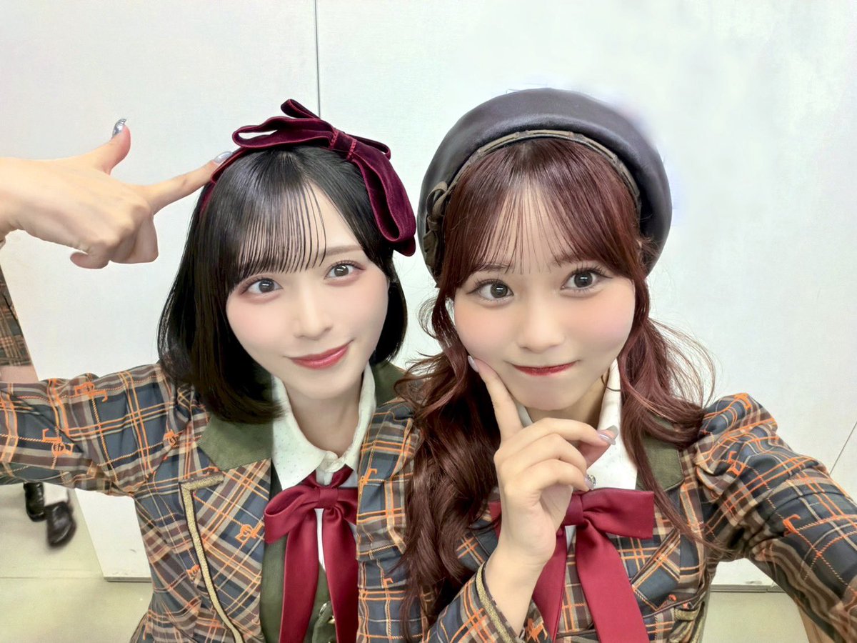 スペイベ名古屋
ありがとうございました〜

極寒だったのに、踊ったらすぐ暑くなって、なんでだろうなんでろう、

好きよー!も上手く歌えて、今日も今日とて楽しいスペイベでした✨

今日は花菜ちゃんの髪飾り借りた🍎よ

みんな⚠️
気を付けて帰ってね🏠🤧