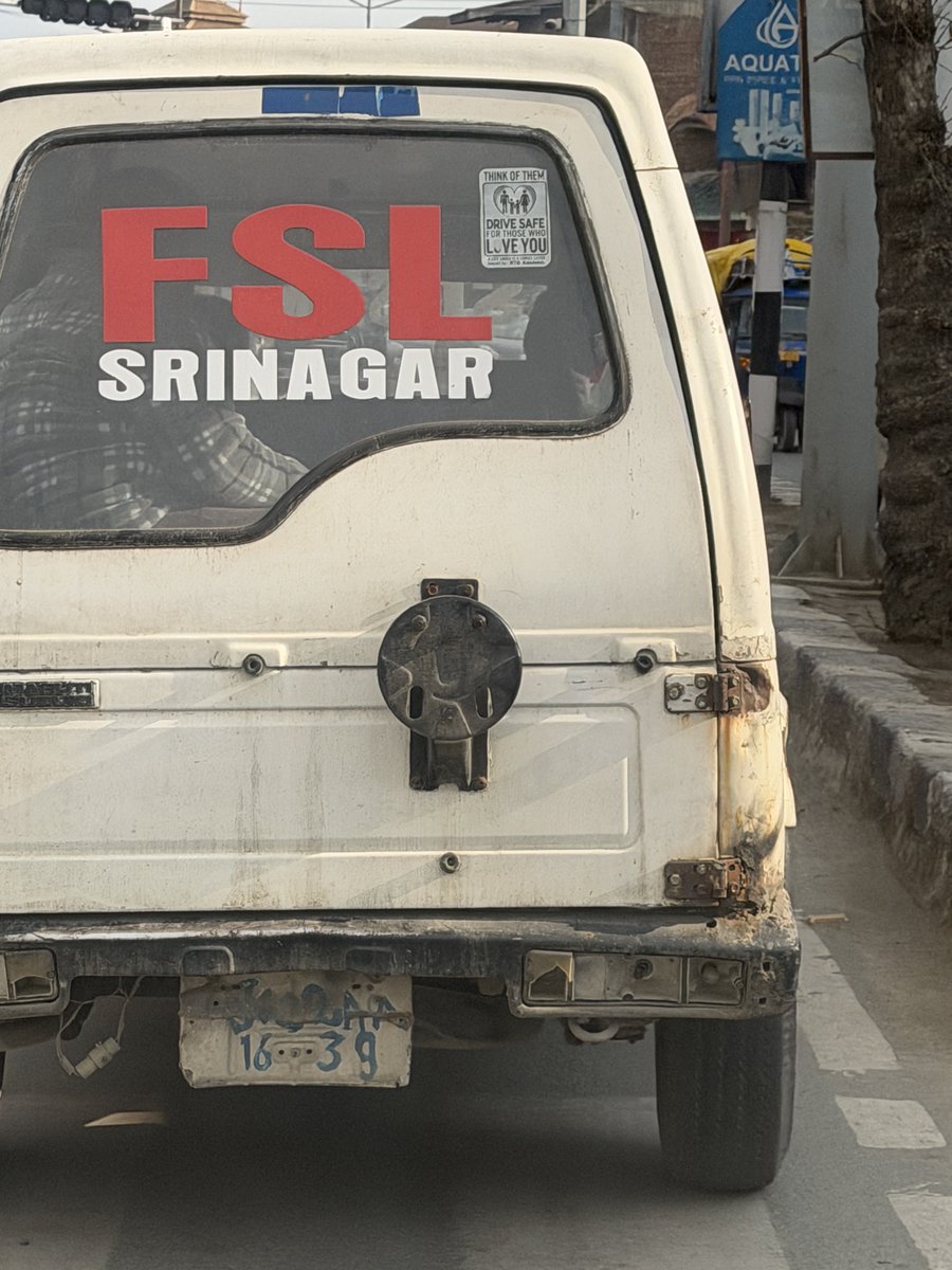 Itz_bhat's tweet photo. FSL vehicle but condition says…..Send me to FSL. This is not a vehicle… this is a moving forensic sample. @OfficeOfLGJandK https://t.co/alONwZzvM9