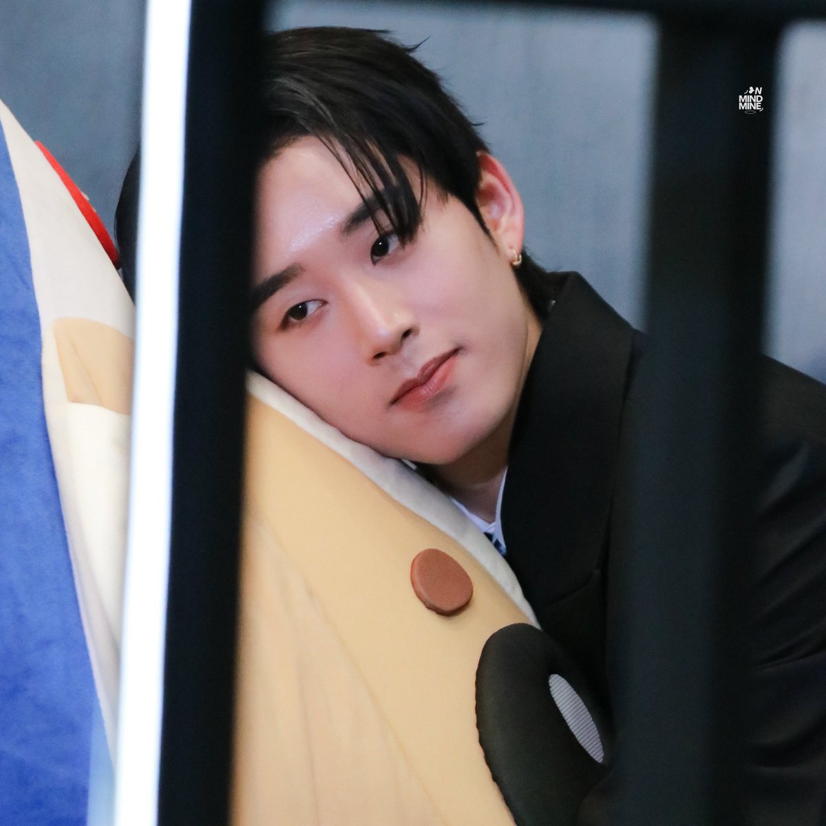 underthesamsky_'s tweet image. ไม่ต้องถามหรอกว่าเอสรักเวสลีย์มั้ย ให้ถามว่ามีตอนไหนที่ไม่รักดีกว่า ออกงานกี่รอบต้องได้กอดได้จุ๊บทุกรอบ แล้วสายตาเวลามองคือเอ็นดูลูกมาก ใครเรียกไข่ต้มนี่ดีเฟ้นให้ตลอดนะ ขนาดวิลเลี่ยมที่เป็นป๊าอีกคนเรียก ยังไม่ยอมเลย ควรได้รางวัลปะป๊าดีเด่นอะ