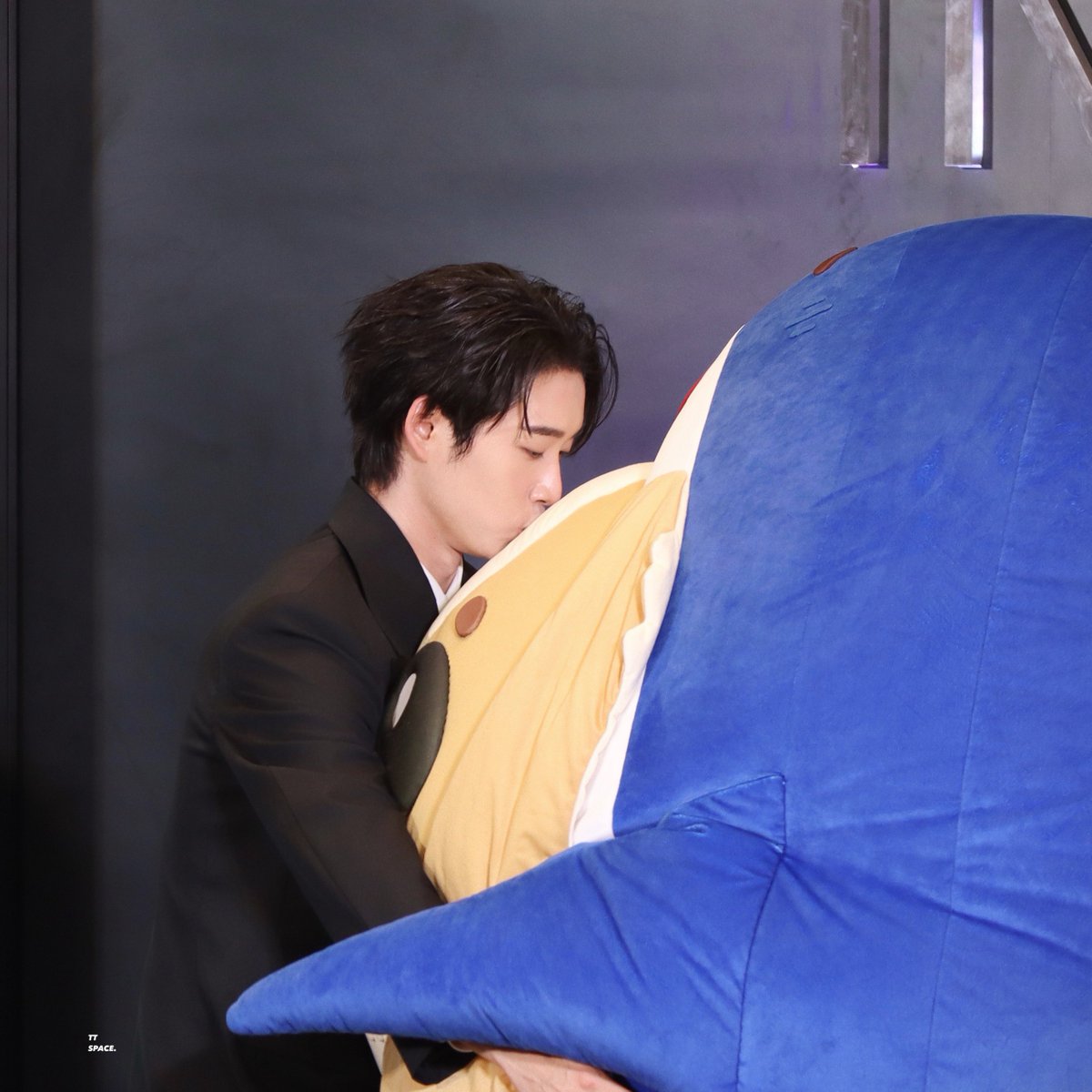 underthesamsky_'s tweet image. ไม่ต้องถามหรอกว่าเอสรักเวสลีย์มั้ย ให้ถามว่ามีตอนไหนที่ไม่รักดีกว่า ออกงานกี่รอบต้องได้กอดได้จุ๊บทุกรอบ แล้วสายตาเวลามองคือเอ็นดูลูกมาก ใครเรียกไข่ต้มนี่ดีเฟ้นให้ตลอดนะ ขนาดวิลเลี่ยมที่เป็นป๊าอีกคนเรียก ยังไม่ยอมเลย ควรได้รางวัลปะป๊าดีเด่นอะ