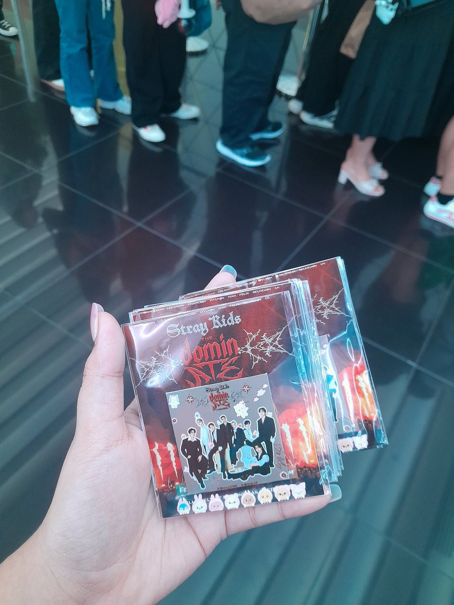 Jana_jb08052's tweet photo. Thank you @IntrvtdBeStays for organizing the Blockscreening ❤️ thank you din sa mga namigay ng freebies and sa mga nakakuha ng freebies namin ng kapatid ko i hope nagustuhan niyo❤️ grabe yung mga introvert hndi halata🤣 

#dominATE_Experience #Stray_Kids https://t.co/AAtdim4AXI