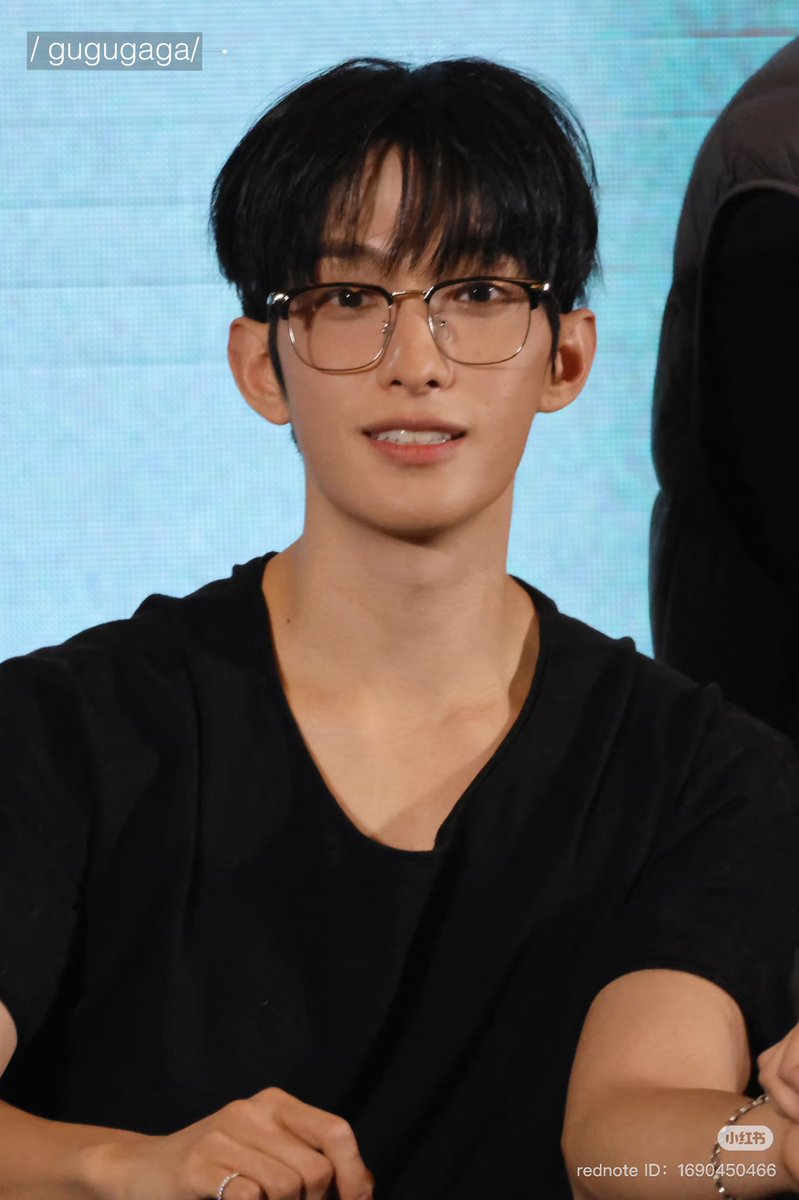 KyeomsBaekery's tweet photo. STILL NOT GETTING OVER DOKYEOM IN HIS SPECS AND THIS PLAIN BLACK T-SHIRT. I WON’T STOP TALKING ABOUT IT😭 https://t.co/SbEg652KkF