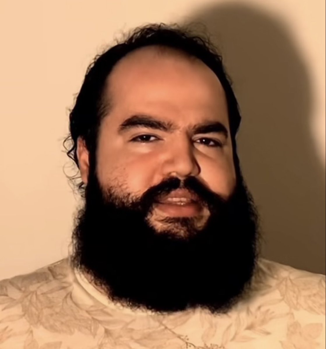 Hemcins rekabetinde pick me yaftası rakibin erkeğe gönderdiği doğru sinyallerin (yumuşaklık, itaat ve zarafet) yarattığı tehdide verilen panik tepkisidir.

Nasıl mı?