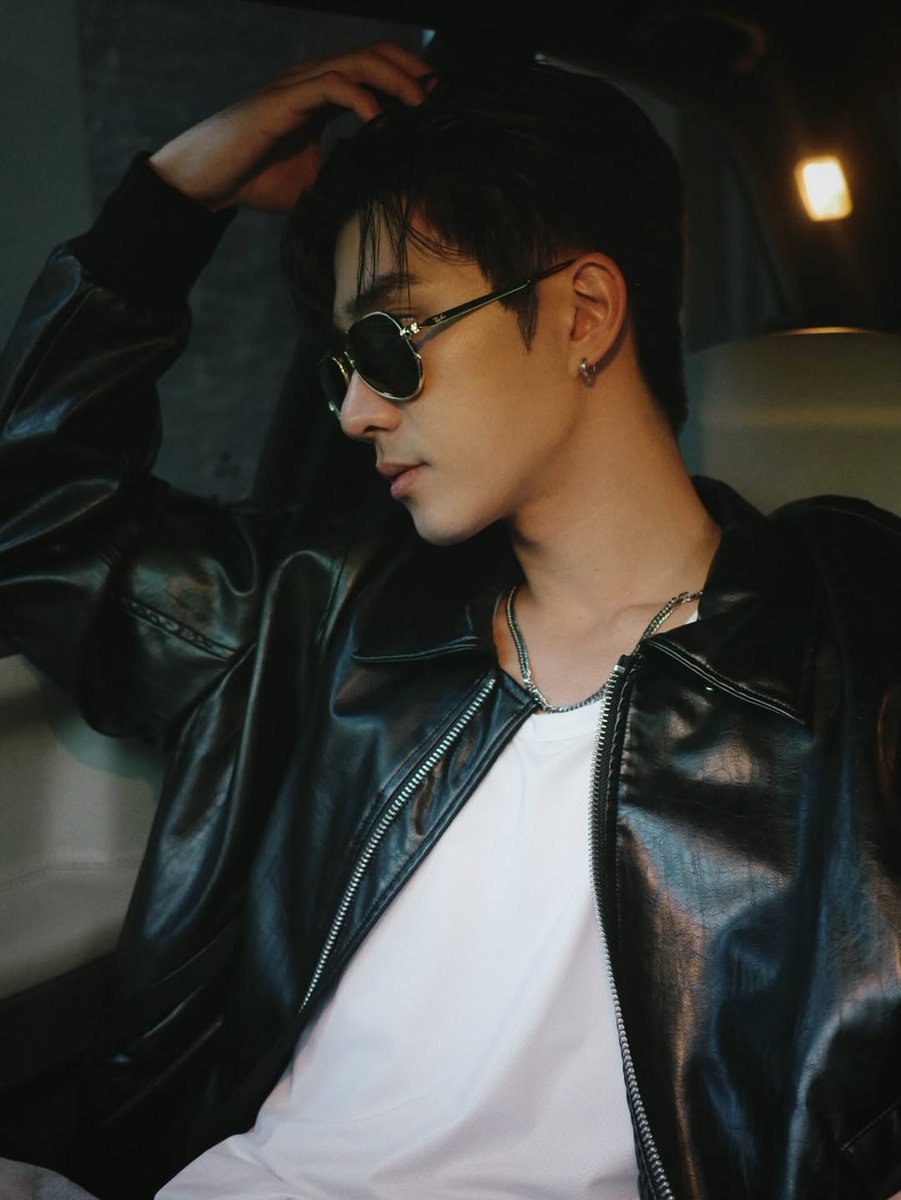 PerthSantaLATAM's tweet photo. 🖤🕶️ Perth no solo marca tendencia, define el estilo
UPDATE: IG
https://t.co/JqczSLPr4F
VAYAN A DARLE ME GUSTA Y A DEJARLE MENSAJES BONITOS
#Perthtanapon #Perthsanta #rayband https://t.co/ZU09M5Dldl