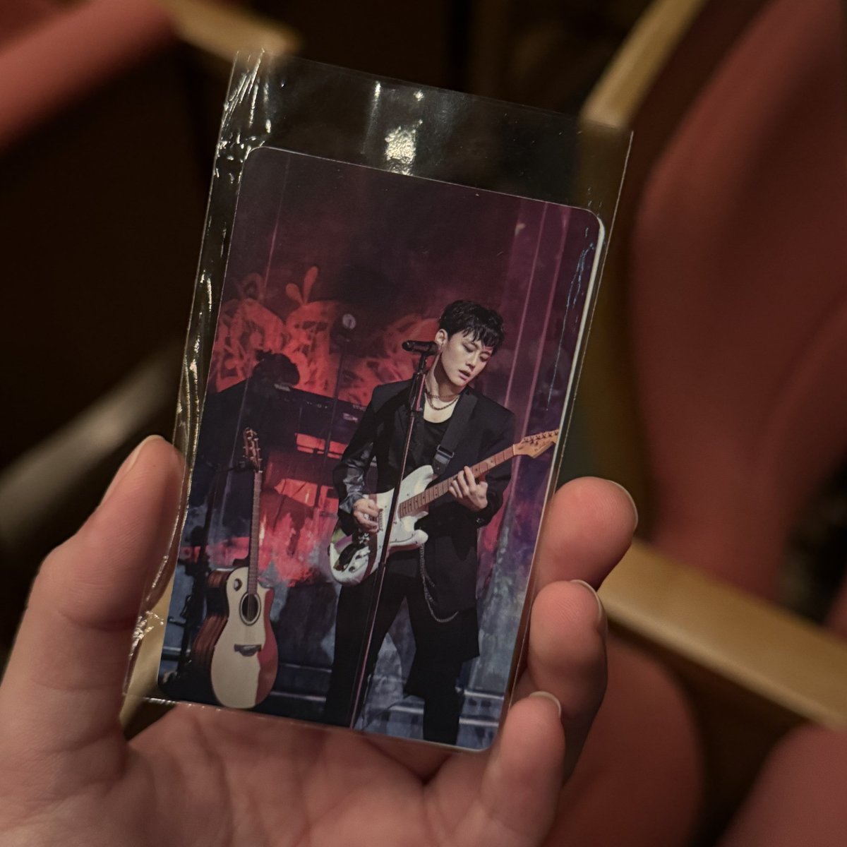 2/8밤 팬레터 밤공 끝나고 좌석 아래에서 이종석 배우님(뒷면에 신은총 배우님) 포카 습득했습니다
우선 제가 가지고 왔는데 잃어버리신 분 흔적 후 디엠으로 대략적인 자리 위치 알려주시면 일정 맞춰서 전달 드릴게요!

ㅅㅊㅇ)트유 트레이스유 포카 이종석 신은총 예당 예술의전당 팬레터