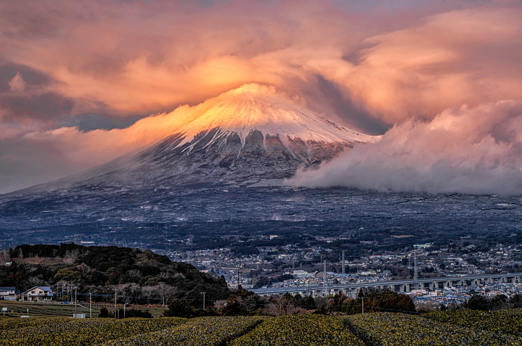 富士市街に珍しく降った雪が止んで姿を見せた富士山、夕陽に染まって見応えありました！