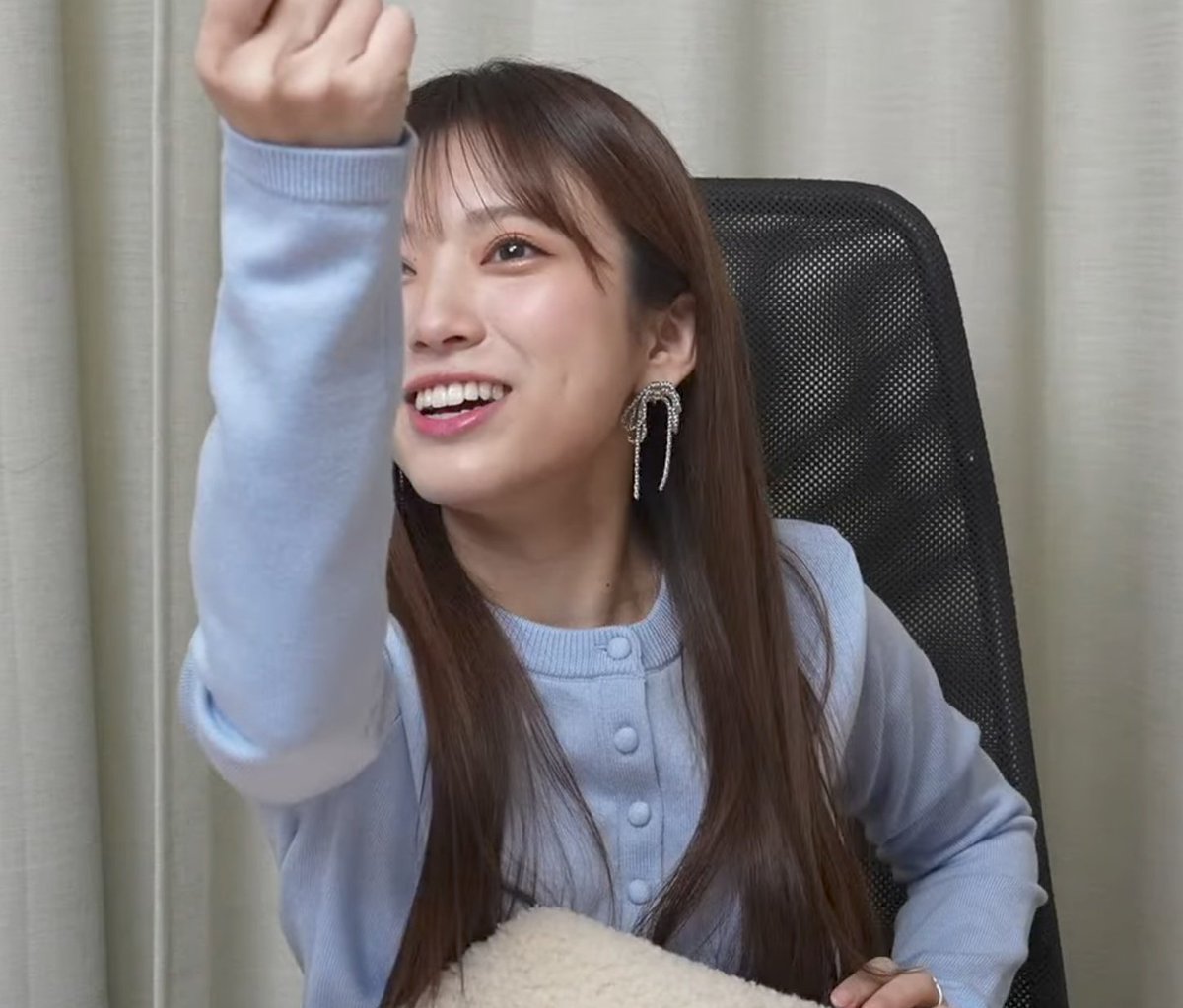 奈子ちゃんのオンラインサイン会、ファンの要望で水色の服着てくれてた！一つ一つ違う感じでしっかり書いてくれるから頭皮多めだけど誠実さが伝わる！
ありがとうでした！届くの楽しみ☃
＃矢吹奈子 ＃なこるーむ