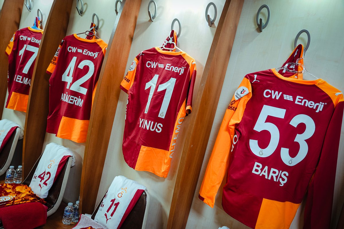 GalatasaraySK's tweet photo. Sırtımızdaki enerji @cwenerji ile soyunma odamız hazır. ✅

#RİZvGS https://t.co/Dy92ekxHp9