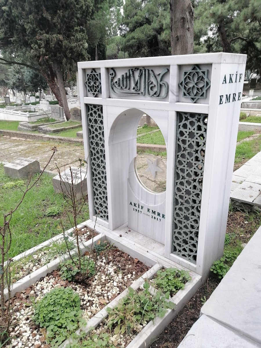 msefac's tweet image. İstanbul'dan sabah kalkacak uçağım akşama tehir edilince (rötar da neymiş!) içime merhum Âkif'in kabrini ziyaret düşdü.

Cânım İstanbul'un hafif yağmuruna Edirnekapı Mezarlığı'nın kendine mahsus hoş havası da eklenince güzel bir ziyaret oldu hamdolsun. Merhum Âkif, bir yanına…